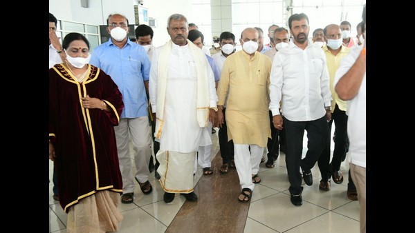 ವೇದಿಕೆಯಲ್ಲಿ ಕೇಸರಿ ಶಾಲನ್ನು ಸಾ.ರಾ.ಮಹೇಶ್ ಅವರಿಗೆ ಹಾಕಲು ಸಂಘಟಕರು ಹಾಕಲು ಬಂದಾಗ ವೇದಿಕೆಯಲ್ಲಿ ಕೇಸರಿ ಶಾಲನ್ನು ಸಾ.ರಾ.ಮಹೇಶ್ ಅವರಿಗೆ ಹಾಕಲು ಸಂಘಟಕರು ಹಾಕಲು ಬಂದಾಗ