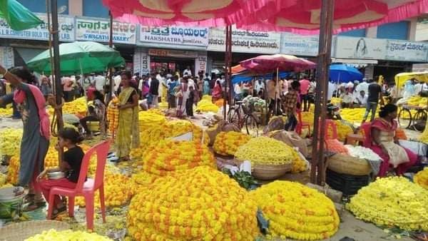 ಕಚೇರಿಗಳಿಗೆ ಪೂಜೆ