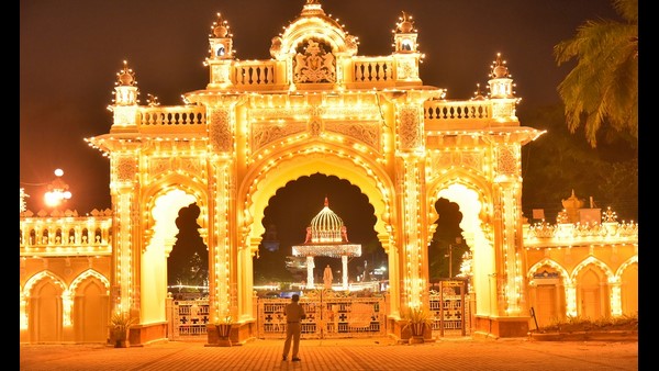 ದಸರಾ ಸಡಗರ, ಸಂಭ್ರಮವನ್ನೇ ಮರೆತ ಜನ ದಸರಾ ಸಡಗರ, ಸಂಭ್ರಮವನ್ನೇ ಮರೆತ ಜನ