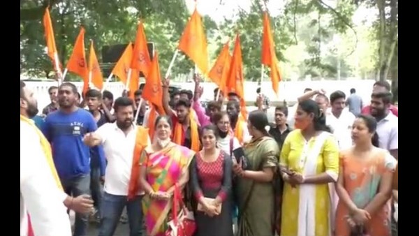  ದೇವಾಲಯದ ಎದುರು ಪ್ರತಿಭಟನೆ