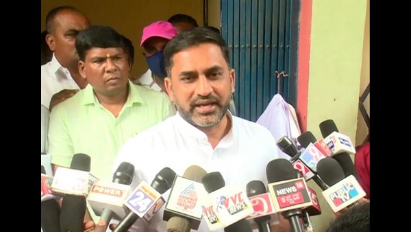  ಅಡಕತ್ತರಿಯಲ್ಲಿ ಸಿಲುಕಿರುವ ಹಾಸನ ಜಿಲ್ಲಾಧಿಕಾರಿ