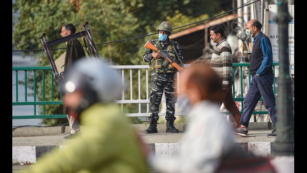 ವಲಸೆ ನೌಕರರ ಕಾಲೋನಿಗೆ ಅಧಿಕಾರಿಗಳ ಭೇಟಿ, ಪರಿಶೀಲನೆ ವಲಸೆ ನೌಕರರ ಕಾಲೋನಿಗೆ ಅಧಿಕಾರಿಗಳ ಭೇಟಿ, ಪರಿಶೀಲನೆ