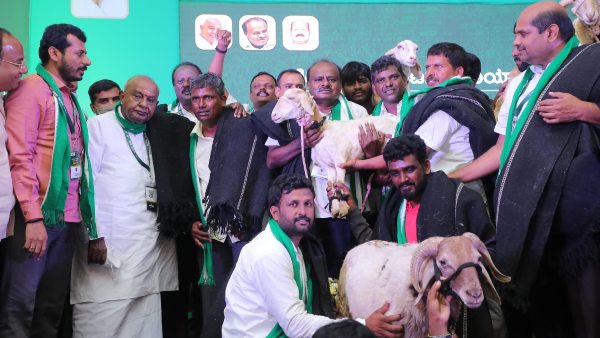  ಹಲವು ಸಮದಾಯದ/ಜಾತಿಯ ಪ್ರತ್ಯೇಕ ಸಭೆಯನ್ನು ದಳಪತಿಗಳು ಆಯೋಜಿಸಿದ್ದರು