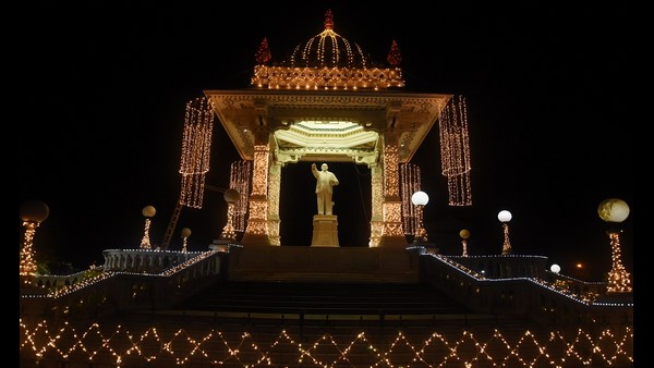  ವಿದ್ಯುದ್ದೀಪದ ಬೆಳಕಿನಲ್ಲಿ ಓಡಾಡಲು ಕಾತರ