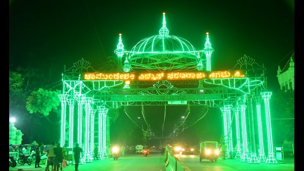  121 ರಸ್ತೆ, 80 ವೃತ್ತಗಳಿಗೆ ಅಲಂಕಾರ
