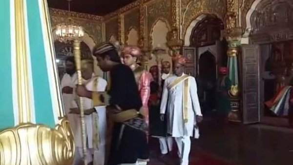 ಆಸ್ಥಾನಕ್ಕೆ ಬಲಗೈ ಎತ್ತಿ ಸಲ್ಯೂಟ್