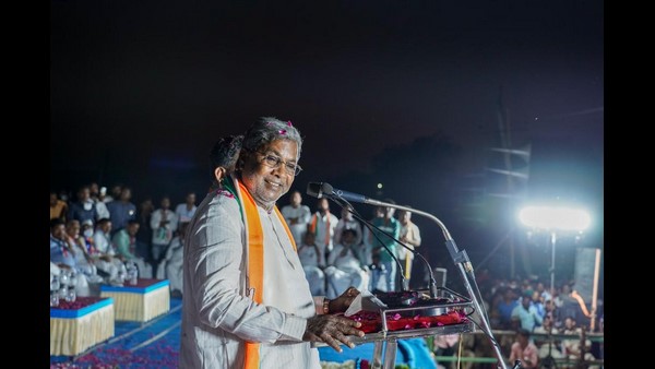  ಮೊದಲ ಬಾರಿಗೆ ಸಿದ್ರಾಮಣ್ಣ ಕತ್ತೆಯ ಕಿವಿಯಲ್ಲಿ ಏನೋ ಹೇಳುತ್ತಾರೆ