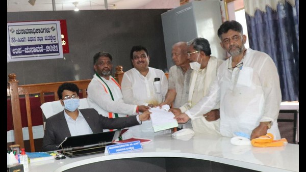 ಸಿಂದಗಿಯಲ್ಲಿ ಬಿಜೆಪಿ, ಕಾಂಗ್ರೆಸ್ ಅಭ್ಯರ್ಥಿಗಳಿಂದ ನಾಮಪತ್ರ! 