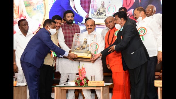 CM Basavaraj Bommai Attends Valmiki Jayanti; Presents Maharshi Valmiki Awards to Achievers