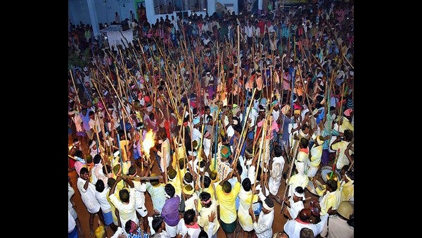 ಬಳ್ಳಾರಿ ಜಿಲ್ಲೆಯ ಸಿರಗುಪ್ಪ ತಾಲೂಕಿನ ಗಡಿಭಾಗ, ದೇವರಗುಟ್ಟು ಬಸವಣ್ಣನ ದೇವಾಲಯ ಬಳ್ಳಾರಿ ಜಿಲ್ಲೆಯ ಸಿರಗುಪ್ಪ ತಾಲೂಕಿನ ಗಡಿಭಾಗ, ದೇವರಗುಟ್ಟು ಬಸವಣ್ಣನ ದೇವಾಲಯ