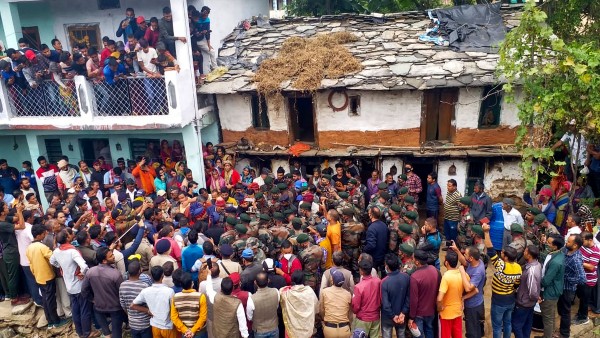 Workers From Other States Line Up To Leave Jammu And Kashmir