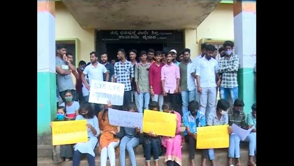  ಅನುದಾನಿತ ಶಾಲೆ ಉಳಿಸಿಕೊಡಿ ಎಂದು ಸ್ಥಳೀಯರ ಒತ್ತಾಯ