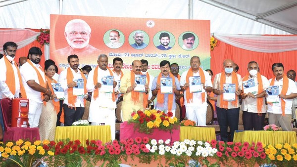  ಬಿಜೆಪಿ ಕಾರ್ಯಕ್ರಮದಲ್ಲಿ ಸಾ.ರಾ.ಮಹೇಶ್ ಭಾಗವಹಿಸಿದ್ದು, ಕೇಸರಿ ಶಾಲನ್ನು ಹೊದ್ದುಕೊಂಡಿದ್ದು