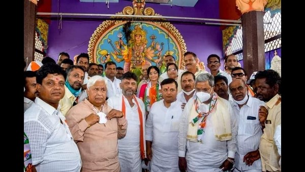  ಕಮಲದ ಅಭ್ಯರ್ಥಿ ಶಿವರಾಜ್ ಸಜ್ಜನರ್ ಸಹೋದರ ಕಾಂಗ್ರೆಸ್ ಸಭೆಯಲ್ಲಿ