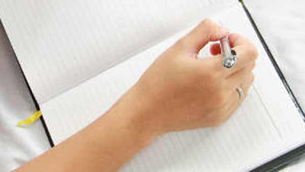 ಸಂತೋಷದ ಕ್ಷಣಗಳನ್ನು ಮೆಲುಕು ಹಾಕಬಹುದು ಸಂತೋಷದ ಕ್ಷಣಗಳನ್ನು ಮೆಲುಕು ಹಾಕಬಹುದು