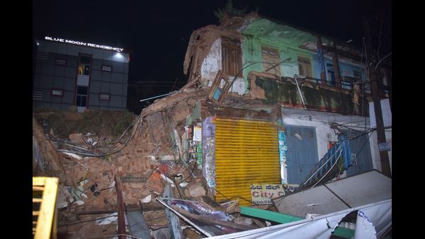  ಹಳೆಯ ಮನೆ ವಾಸಿಗಳ ನಿದ್ದೆಗೆಡಿಸಿದ ವರುಣ