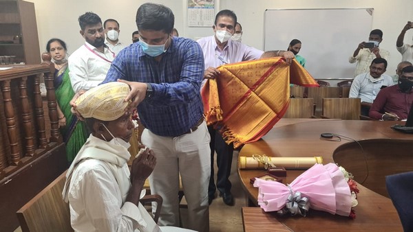 Mangaluru; Fans Throng To Facilitate Harekala Hajabba At Airport After He Received Padma Shri Award