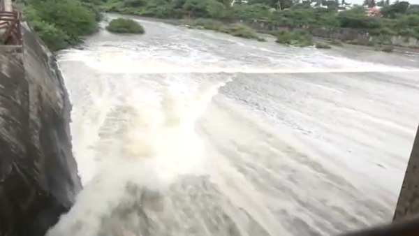 ನೀರು ಹರಿಯುವುದನ್ನು ನೋಡುವುದೇ ಚೆಂದ ನೀರು ಹರಿಯುವುದನ್ನು ನೋಡುವುದೇ ಚೆಂದ