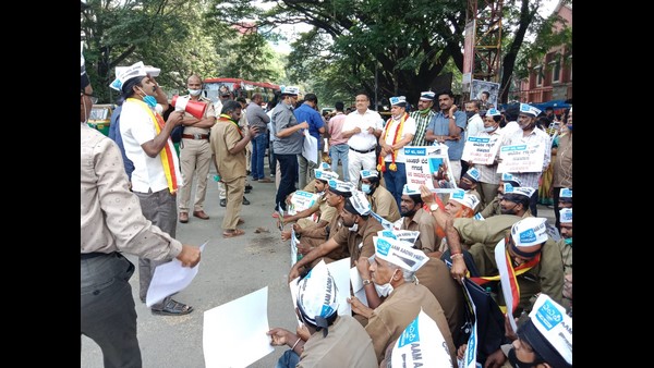 Auto drivers protest over LPG price hike