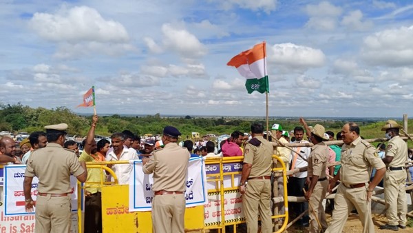 ಉಪ ಚುನಾವಣೆಯಲ್ಲಿ ಅಪರಿಚಿತರಿಂದ ಹಣ ಹಂಚಿಕೆ! 