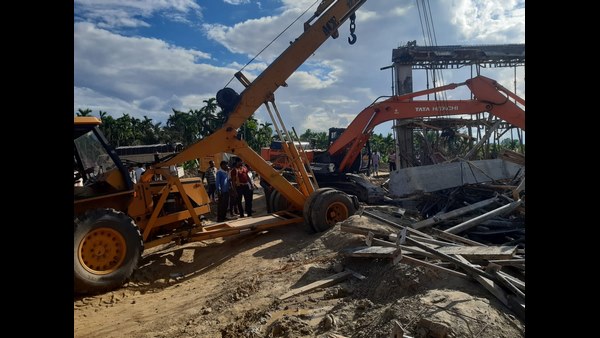 Davanagere: 3 Labours Death, 5 Injured in Pillar Collapse in Kukkuwada Sugar Factory Davanagere: 3 Labours Death, 5 Injured in Pillar Collapse in Kukkuwada Sugar Factory