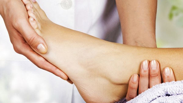 ತುಪ್ಪದಿಂದ ಪಾದಗಳನ್ನು ಮಸಾಜ್ ಮಾಡಿ