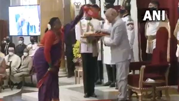 Jogati Manjamma Blesses President Ramnath Kovind Before Receiving Padma Shri Award Jogati Manjamma Blesses President Ramnath Kovind Before Receiving Padma Shri Award