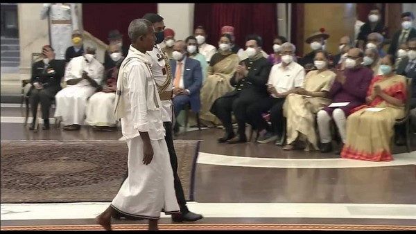 Mangaluru: Harekala Hajabba Receives Padma Shri Award For His Social Work