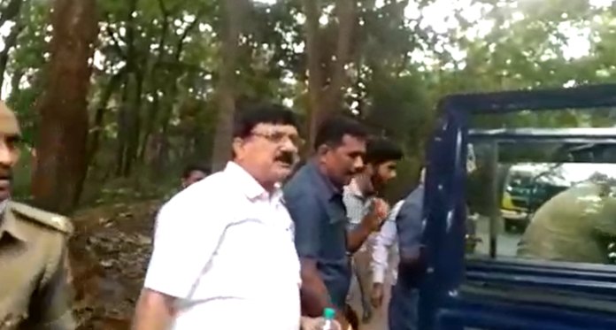 Shivamogga: Home Minister Araga Jnanendra Helps To Accident Victims At Mandagadde