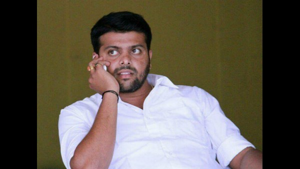  ಯುವಕರಿಬ್ಬರ ಒತ್ತಾಯಕ್ಕೆ ಮಣಿದು ಪಲ್ಲಕ್ಕಿ ಹೊತ್ತ ಶಾಸಕ