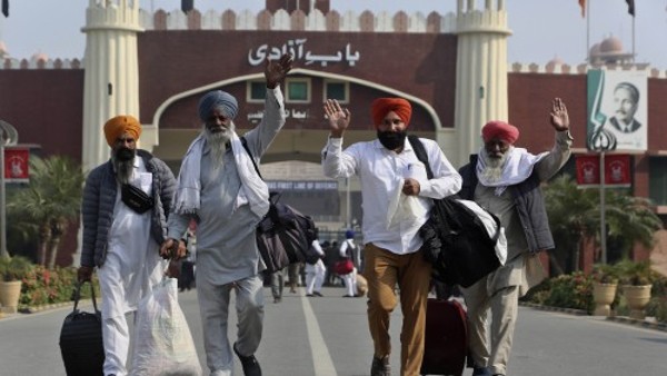 Indian Sikh Pilgrims Enter Pakistan As Kartarpur Corridor Opens For Guru Nanak Jayanti Indian Sikh Pilgrims Enter Pakistan As Kartarpur Corridor Opens For Guru Nanak Jayanti