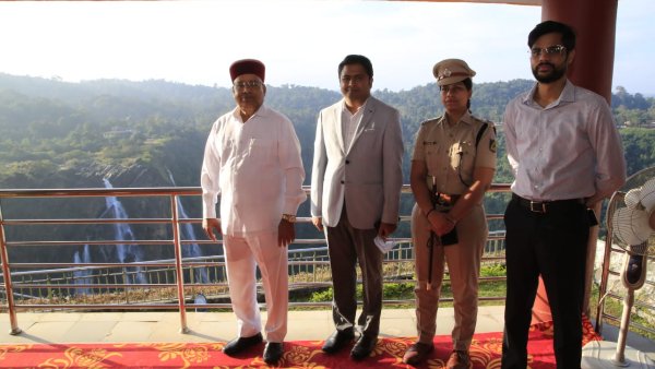 ಅಧಿಕಾರಿಗಳ ಜೊತೆ ಫೋಟೊ ಸೆಷನ್