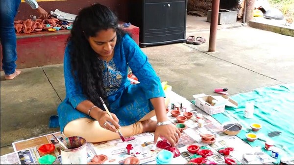 Girl Who Painting To Diyas And Supporting Her Family Through Fine Arts In Udupi Girl Who Painting To Diyas And Supporting Her Family Through Fine Arts In Udupi