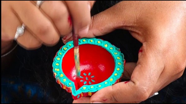 Girl Who Painting To Diyas And Supporting Her Family Through Fine Arts In Udupi Girl Who Painting To Diyas And Supporting Her Family Through Fine Arts In Udupi
