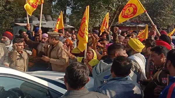Kangana Ranauts car gheraoed by farmers in Punjabs Kiratpur
