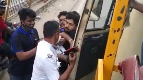 Vehicle towing Fight between traffic police and public in electronic city traffic police station limits Vehicle towing Fight between traffic police and public in electronic city traffic police station limits
