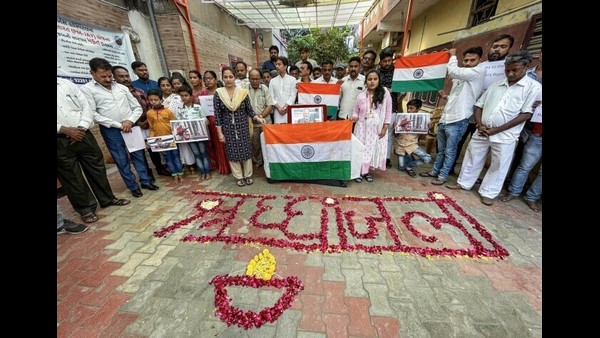 ಚಿತ್ರಗಳು: ಸಿಡಿಎಸ್ ಬಿಪಿನ್ ರಾವತ್ ಸೇರಿ 13 ಮಂದಿಗೆ ದೇಶಾದ್ಯಂತ ಭಾವಪೂರ್ಣ ಶ್ರದ್ಧಾಂಜಲಿ