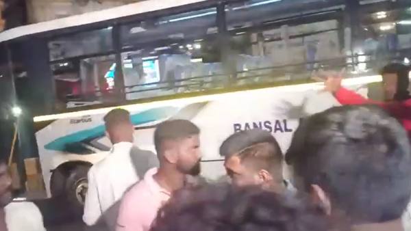 Man Dies After Bus Crashed Near Aruna Cinema Theatre in Davanagere; Public Throw Stone on the Bus