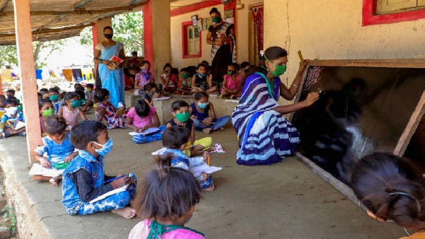 ಅಡುಗೆ ಮಾಡಲು ಮೇಲ್ಜಾತಿ ಮಹಿಳೆ ಅಡುಗೆ ಮಾಡಲು ಮೇಲ್ಜಾತಿ ಮಹಿಳೆ