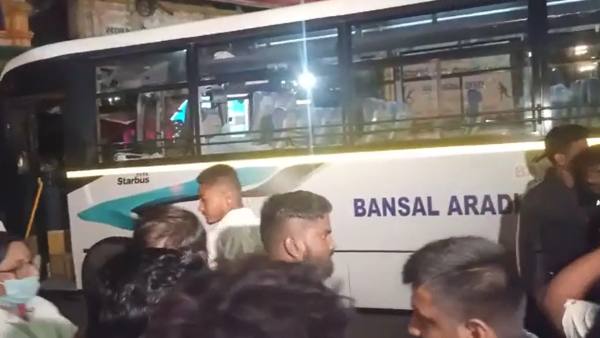 Man Dies After Bus Crashed Near Aruna Cinema Theatre in Davanagere; Public Throw Stone on the Bus