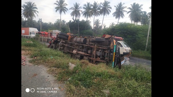 Terrible Accident Near Hiriyur city: Four Deaths On The Spot, More Than Ten Injured