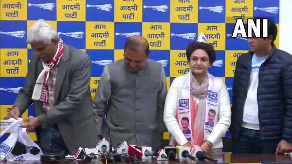 Delhi: Anju Sehwag joins AAP, sister of former cricketer Virender Sehwag Delhi: Anju Sehwag joins AAP, sister of former cricketer Virender Sehwag