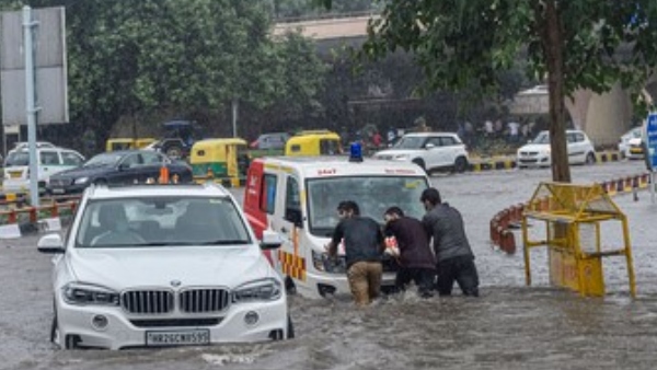 ನವದೆಹಲಿಯಲ್ಲಿ ಆಂಬುಲೆನ್ಸ್ ತಳ್ಳಿದ ಜನರು 