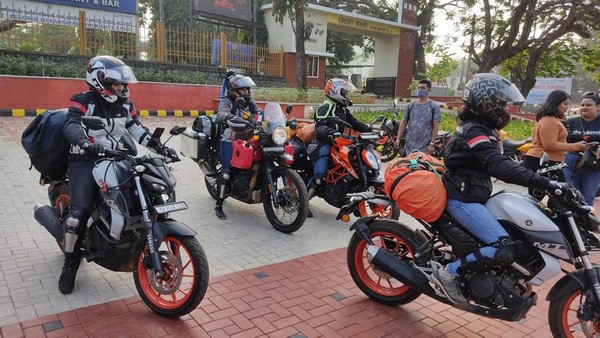 mangalurus bikerny group girls on a bike ride to Gujarats Kutch