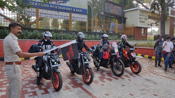 mangalurus bikerny group girls on a bike ride to Gujarats Kutch