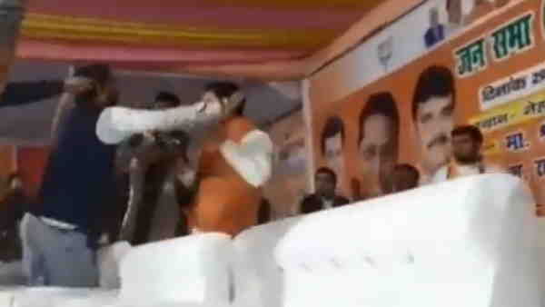 BJP leaders clashed for sitting on stage during Jan Vishwas Yatra BJP leaders clashed for sitting on stage during Jan Vishwas Yatra