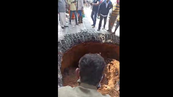 Heavy Sinkhole On JC Road In Bengaluru; Vehicles Traffic Jams Heavy Sinkhole On JC Road In Bengaluru; Vehicles Traffic Jams