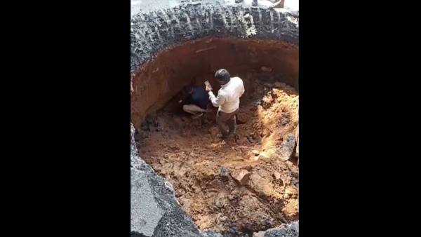 Heavy Sinkhole On JC Road In Bengaluru; Vehicles Traffic Jams Heavy Sinkhole On JC Road In Bengaluru; Vehicles Traffic Jams