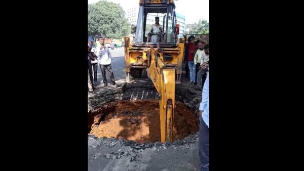 Heavy Sinkhole On JC Road In Bengaluru; Vehicles Traffic Jams Heavy Sinkhole On JC Road In Bengaluru; Vehicles Traffic Jams