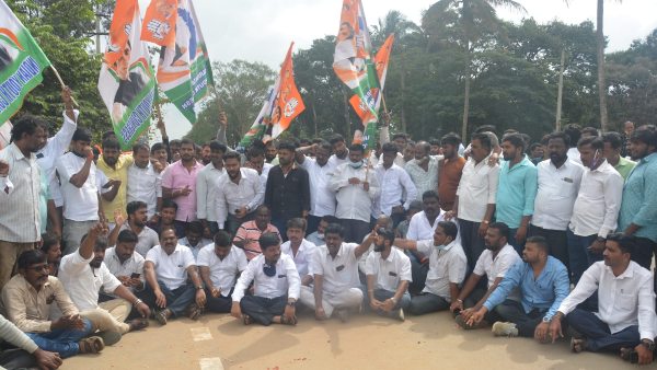 ಜಿಲ್ಲಾಧಿಕಾರಿ ಕಾರಿಗೆ ಮುತ್ತಿಗೆ